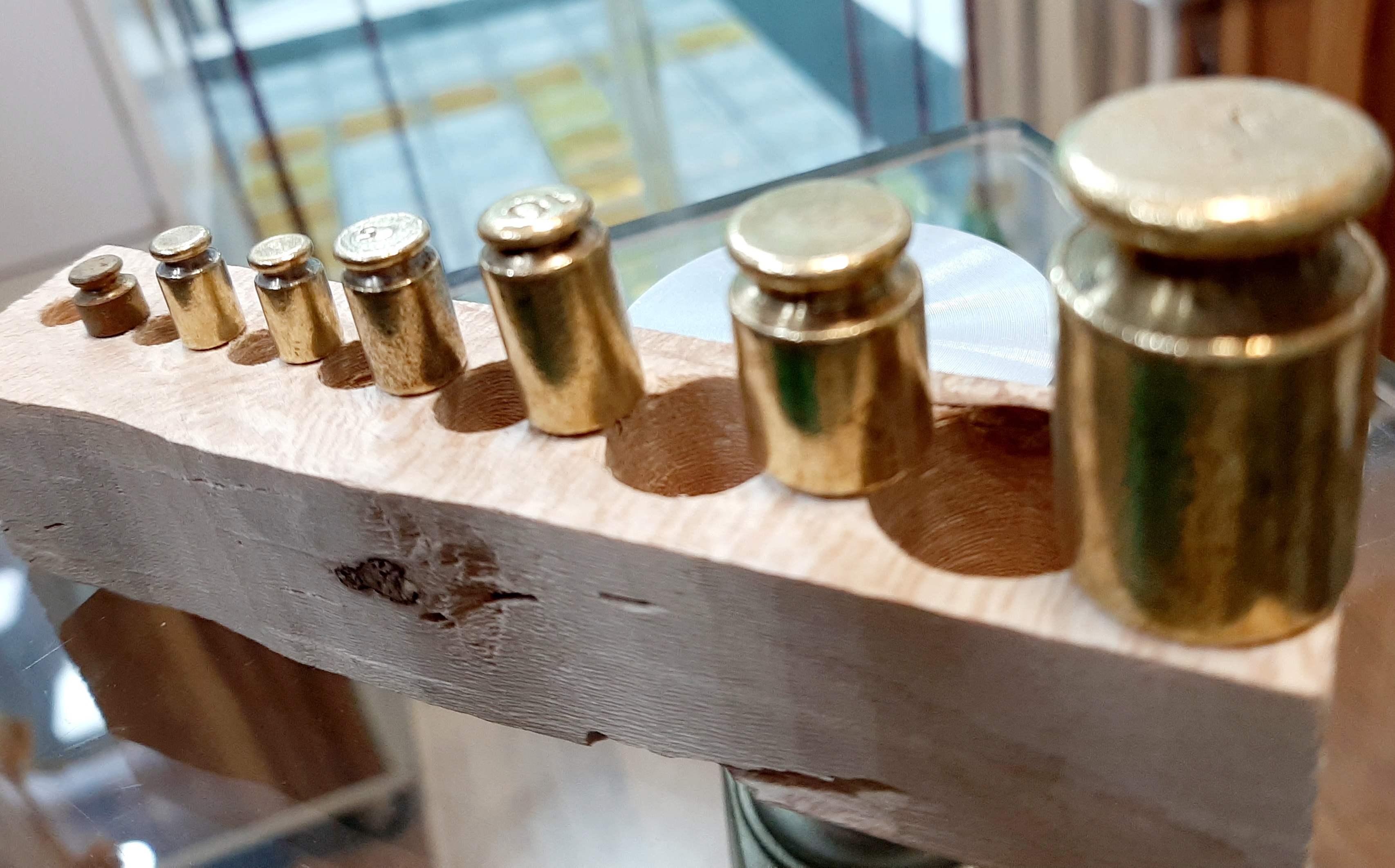 تصویر سنگ ترازو دقیق قدیمی دوکفه / وزنه دقیق ترازو از ۱ تا ۳۰ گرم / سنگ دوکفه / سنگ ترازو سنتی / سنگ فلزی / سنگ برنجی / سنگ فسقلی / وزنه سنگی برنجی دکوری / ست سنگ ۱ گرم تا ۳۰ گرم / سنگ یک گرم تا سی گرم 