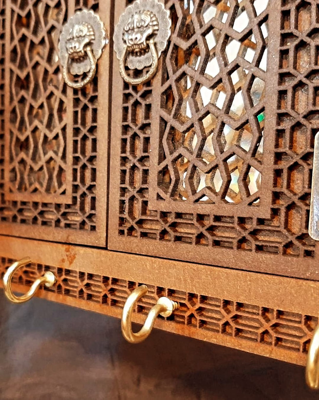جاکلیدی آیینه هلال سنتی در دار / جاکلیدی آینه دار / جا کلیدی سنتی / جاکلیدی سنتی / جاکلیدی چوبی / جاکلیدی دیواری / در سنتی جاکلیدی / در قدیمی جاکلیدی / در هنری جاکلیدی / جاکلیدی در سنتی / جاکلیدی در قدیمی / جاکلیدی گلستان