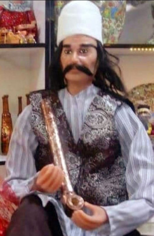مجسمه مرد با لباس سنتی / مرد نشسته / مجسمه مرد سنتی