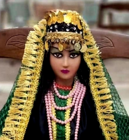 مجسمه بانو با لباس سنتی / بانو نشسته / مجسمه زن سنتی
